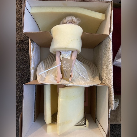 Franklin Mint porcelain Marilyn Monroe. 18” tall from “ The Seven Year I… - Picture 8 of 9